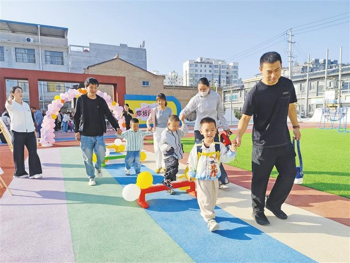 9月1日，家长带领孩子走进永寿县一幼儿园。 通讯员 李建龙摄