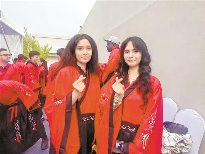穿上汉服，外国留学生心情很美丽。记者 白茹 摄