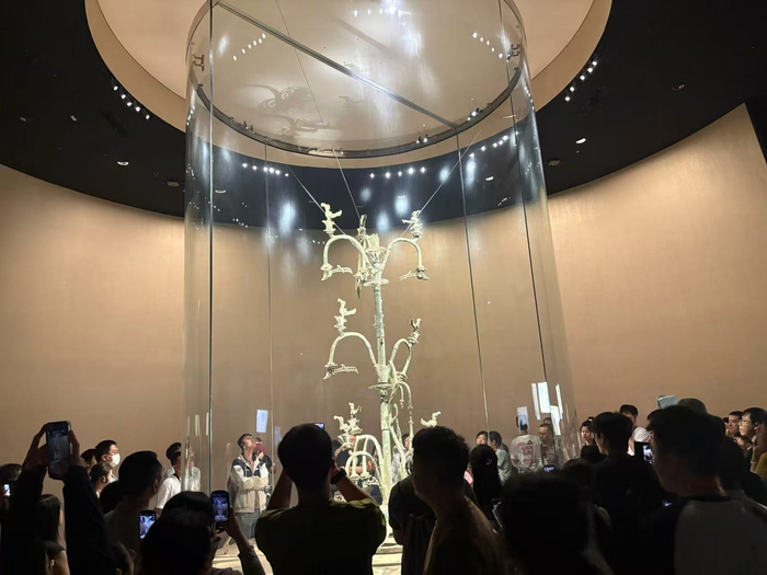 图：三星堆博物馆，被层层游客围住的展位 摄影：周慧