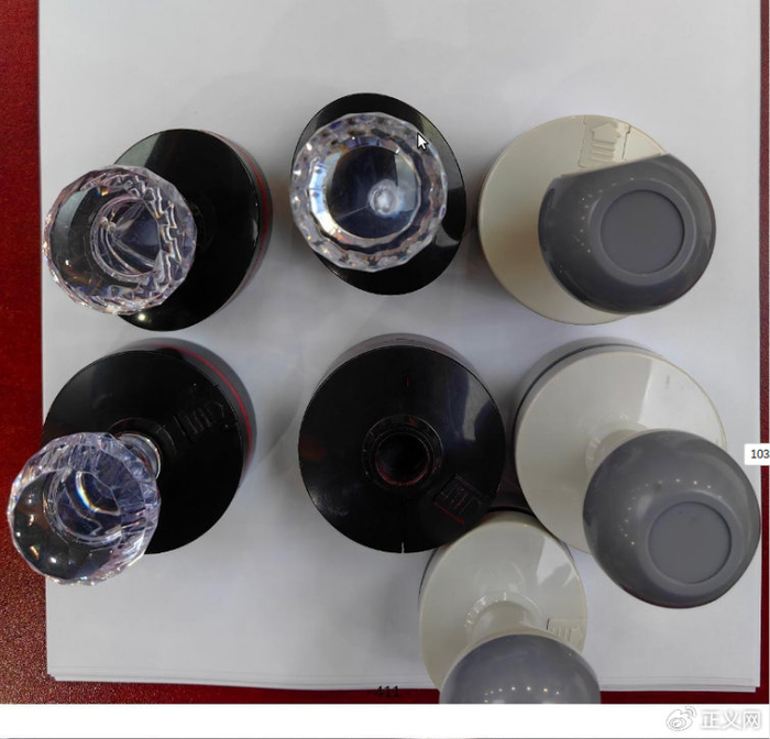 公安机关查获的涉案公司作案使用的电脑、公章。