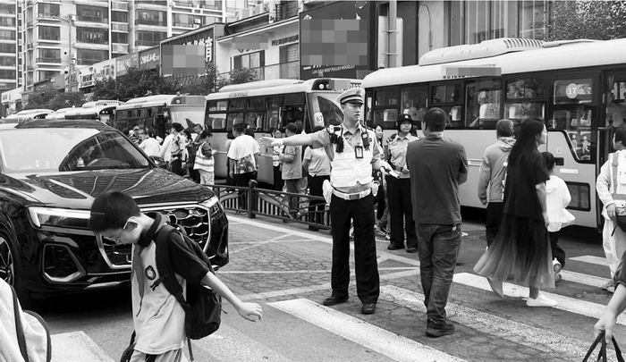         开学首日早高峰，公安交警在学校门前疏导交通。 交警供图