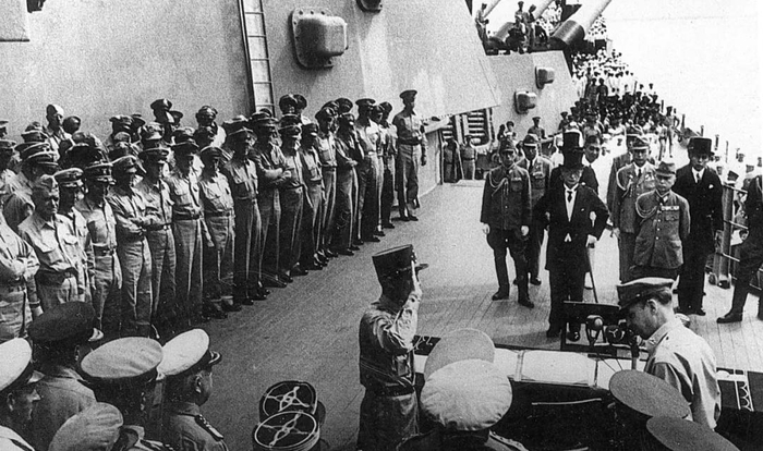 1945年9月2日，泊于东京湾的美国战舰密苏里号上，在包括中国在内的9个受降国代表注视下，日本在投降书上签字。新华社发
