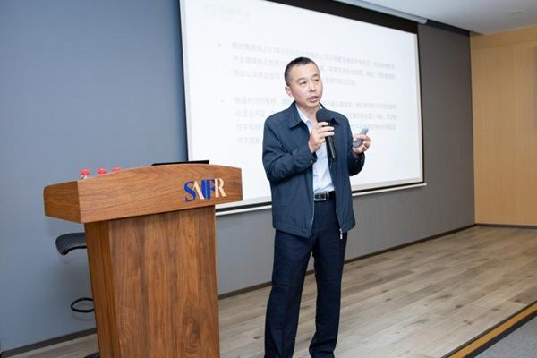 （图：金信期货业务经理姚运壮演讲）