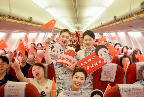 海南航空在万米高空举办“红心向党，共庆华诞”主题航班活动（海南航空供图）