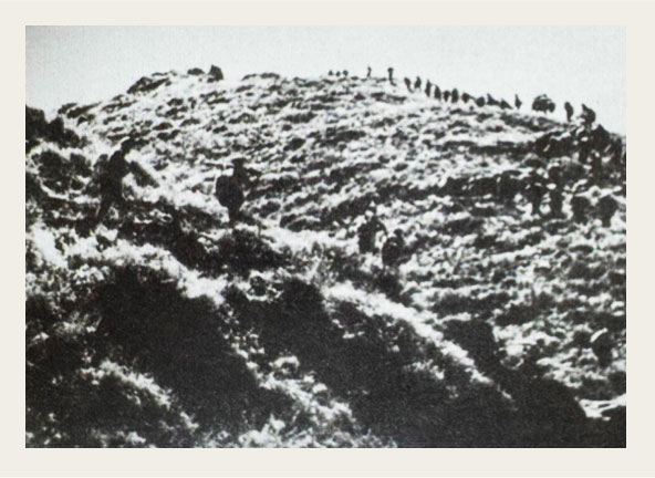 响堂铺战斗前，八路军战士进入伏击阵地。