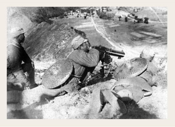 八路军第一一五师战士在平型关公路两侧伏击日军。