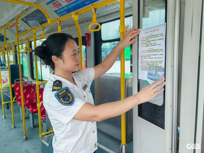 工作人员张贴乘车攻略