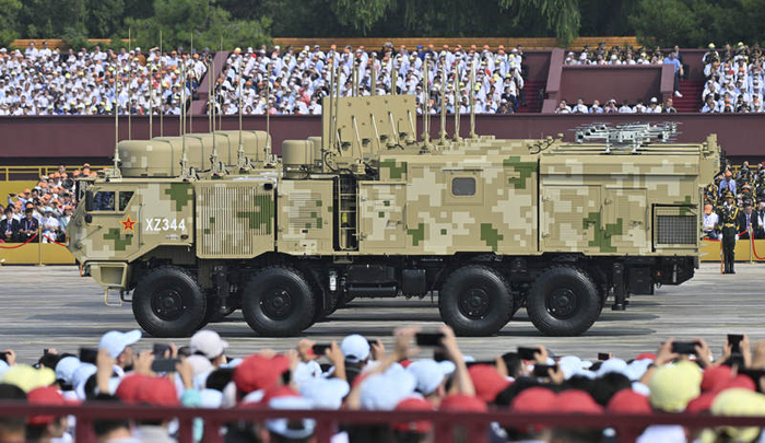 ▲九三阅兵现场，信息支援方队通过天安门广场。图/新华社