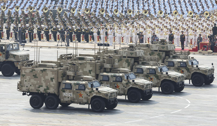 ▲九三阅兵现场，网络空间作战方队接受检阅。图/新华社