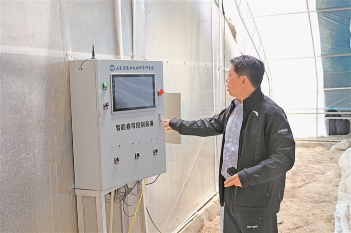 图为鲁藏高原种子研究院驻院专家张立峰正在操作智能卷帘控制装备。记者　马晓艳　扎西顿珠　摄
