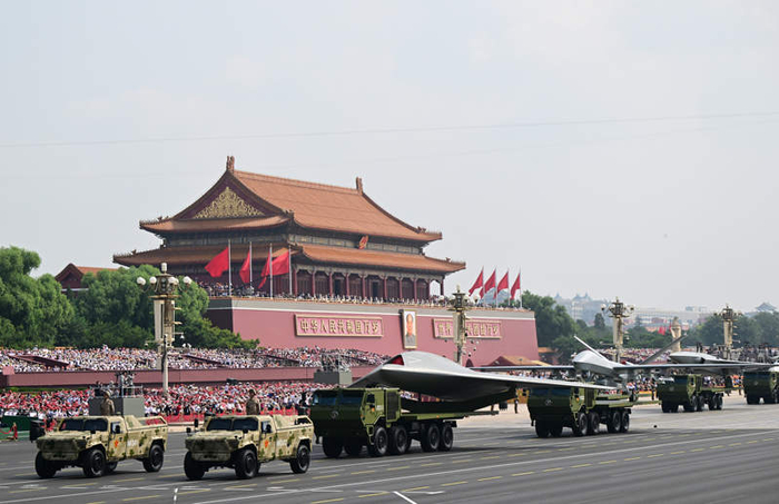 ▲九三阅兵现场，空中无人作战方队接受检阅。图/新华社