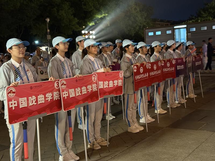9月3日，赵漓江和同学在现场负责从永定门到天安门广场间合唱团的接引工作。受访者供图