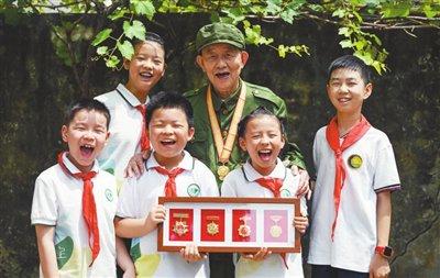 安徽省合肥市中小学生代表与抗战老兵合影。徐伟摄