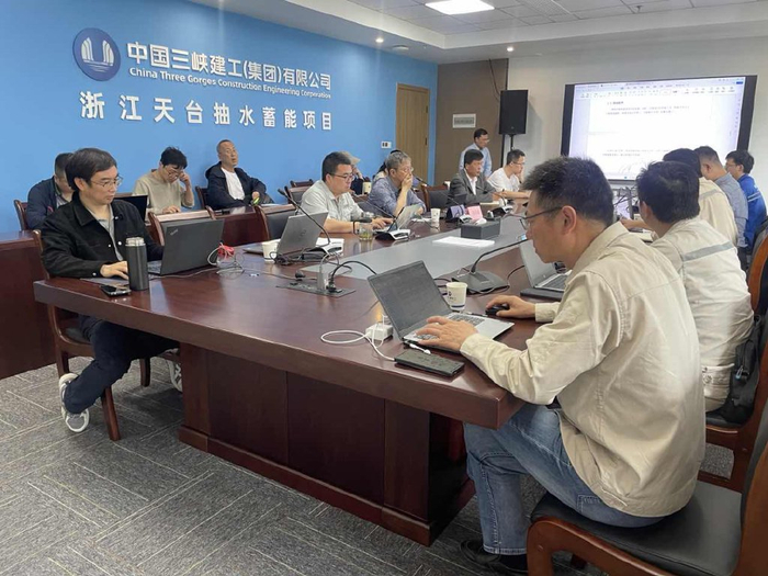 ▲党员攻关小组讨论1000兆帕高强钢凑合节焊接工艺