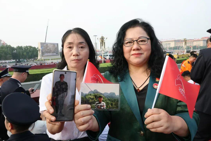 △姚久穗與“?？招l士”王偉遺孀阮國琴合影。