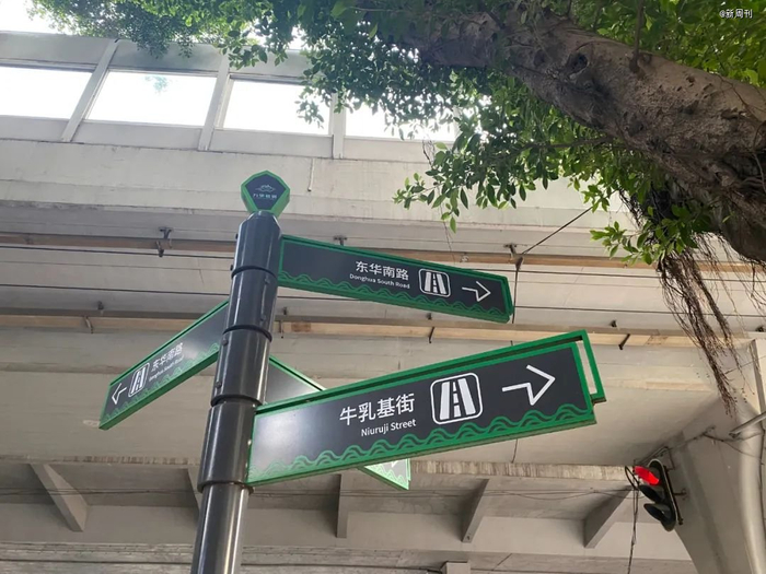 △在品牌展厅的老地图里找到奇特街名的关联。（图/晓洋 摄）
