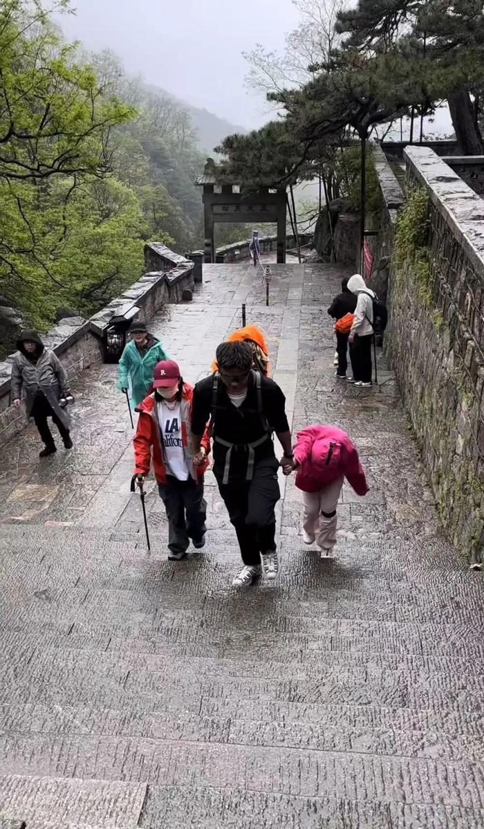 不少妈妈带着孩子找陪爬(受访者供图)