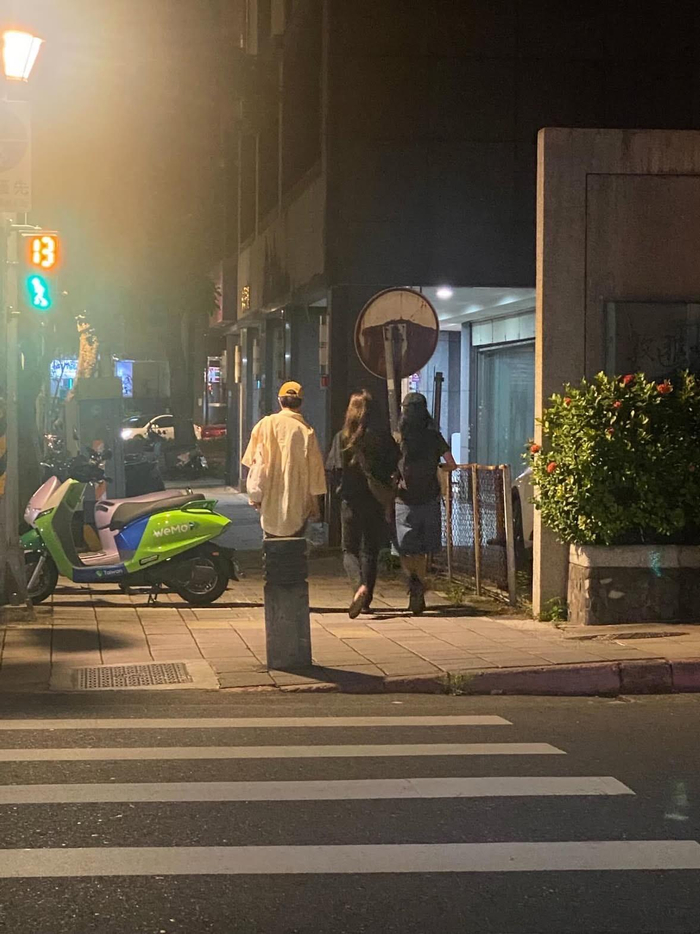 网友分享的偶遇照片 吴青峰（左）蔡健雅（中）蔡依林（右）