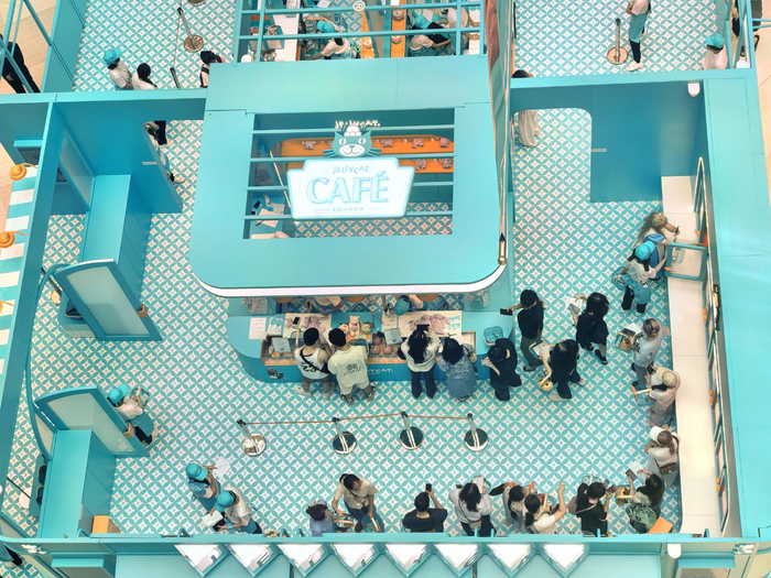 9月4日，消费者正在Jellycat CAFÉ上海限时体验店选购毛绒玩具。新京报贝壳财经记者俞金旻 摄