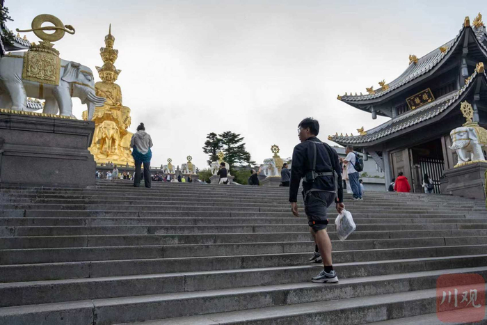 峨眉山金顶。