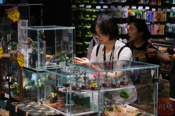 三星堆博物馆内，游客选购文创产品。