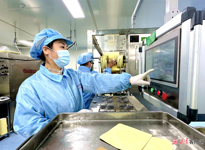 工人在甘肃泰康制药有限责任公司摊膏生产线上忙碌。新甘肃·甘肃日报记者 金奉乾摄