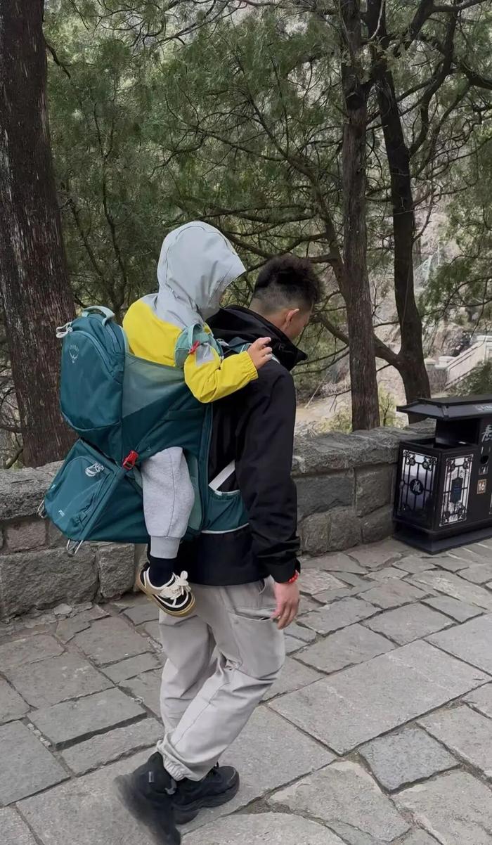 有的陪爬服务中还包括背小朋友登顶(受访者供图)