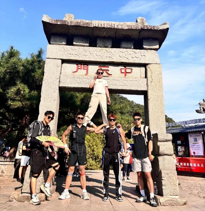 有游客请多位陪爬,是为拍摄个性照片(受访者供图)