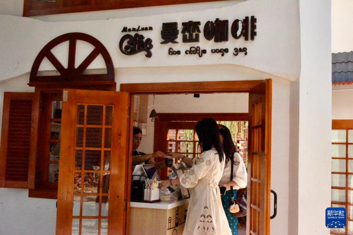 这是“三曼”村里用废弃水塔改造的咖啡店（2025年2月12日摄）。新华社记者 王贤思 摄
