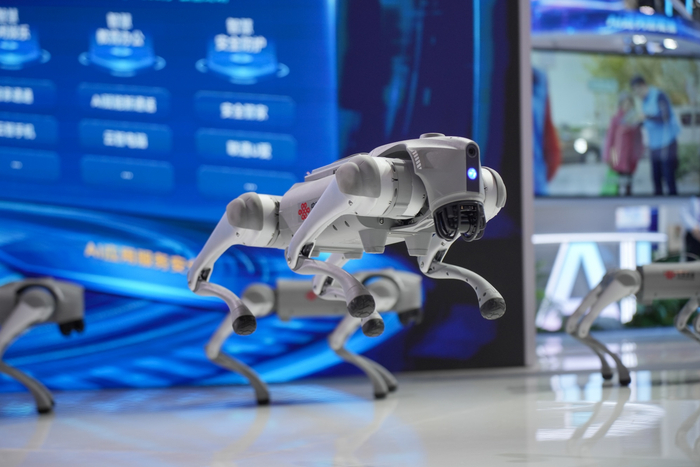 騰空而起的機械狗（央廣網(wǎng)記者 俞燁 攝）