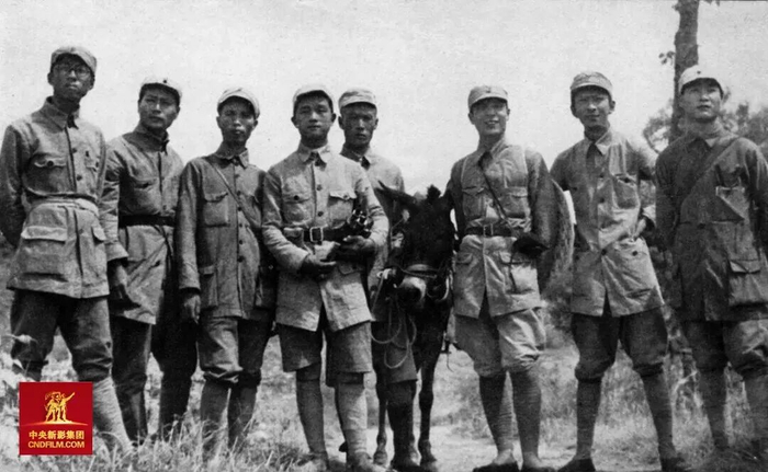 △ 1939年，八路军总政治部电影团摄影队在晋察冀敌后根据地留影（左二为吴印咸、左四为徐肖冰、左七为袁牧之）