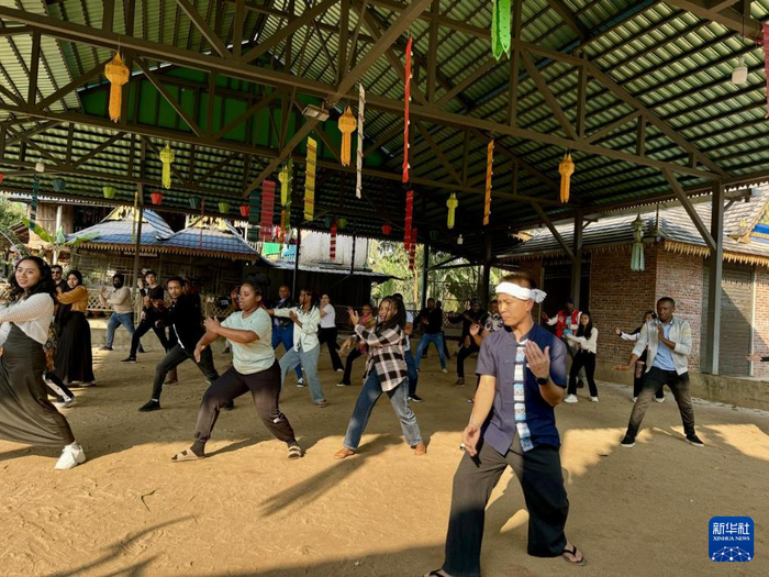 中国农业大学留学生在“三曼”村学习傣拳（2025年2月11日摄）。新华社发（任欣桐摄）