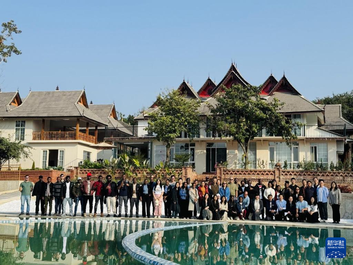 中国农业大学留学生在村子前合影（2025年2月10日摄）。新华社发（任欣桐摄）