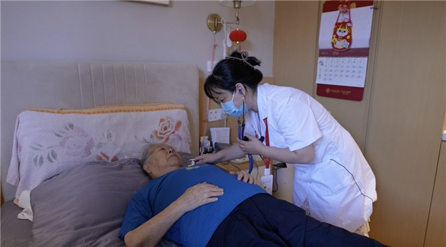 图 2医疗部为黄奶奶进行一般性检查