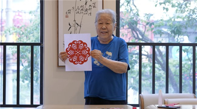 图 3出院后黄奶奶参加社区康乐活动