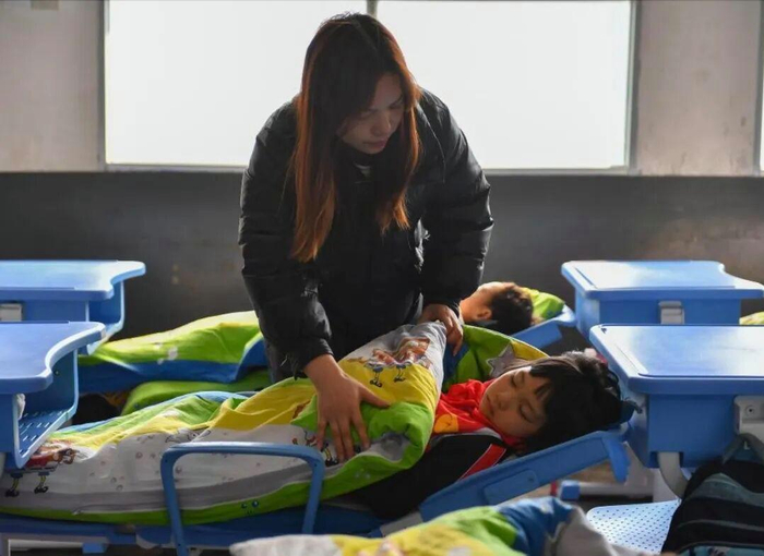 （湖南浏阳市某小学的可躺式课桌椅。图源：新华社）
