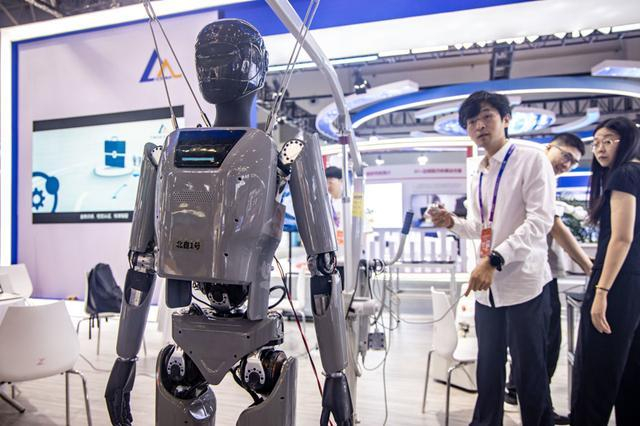 9月4日，工作人员在2025世界智能产业博览会会场调试机器人。新华社记者 唐奕 摄