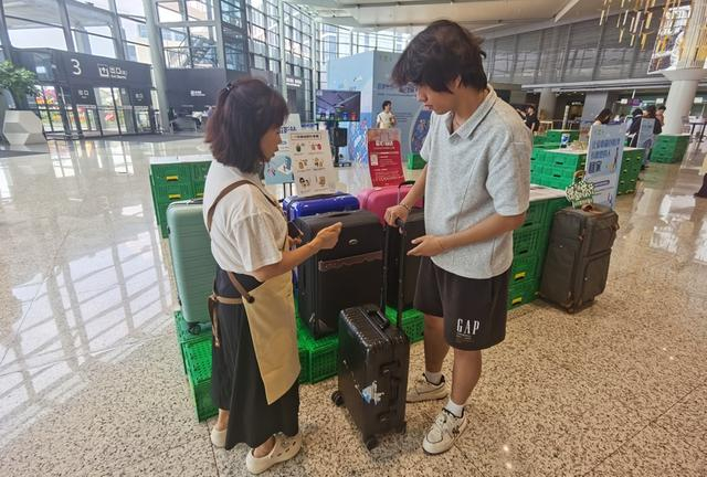 “爱心箱送快闪店”，旅客了解交换规则。 陈玺撼摄