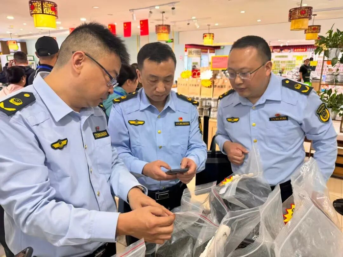 ▲执法人员现场检查。吴采平/摄