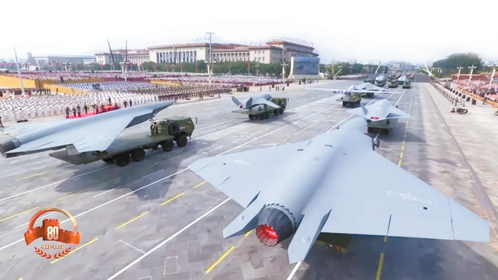 空中無(wú)人作戰方隊接受檢閱的直播畫(huà)面