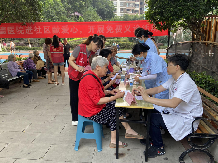 志愿者团队开展老年人体检