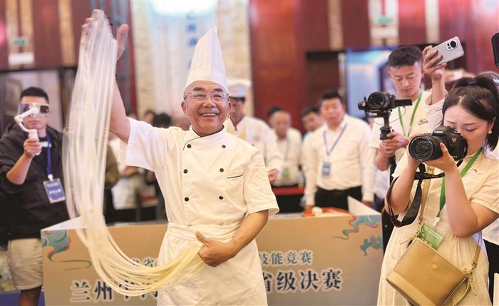 马文斌现场演示牛肉拉面制作技艺  资料照片