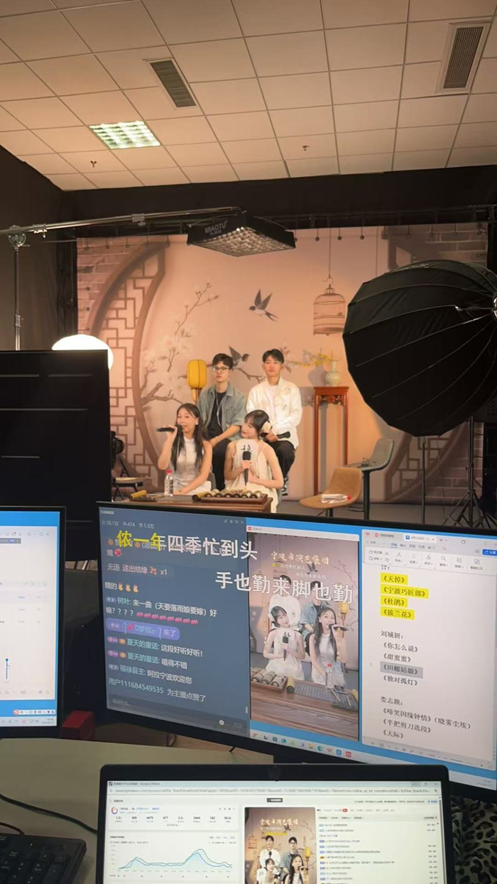 　　甬剧演员正在团播 受访者供图