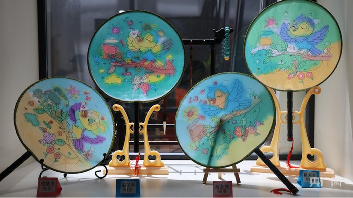 南京東路街道老人們手工制作的團扇（央廣網(wǎng)實(shí)習記者 李婷 攝）