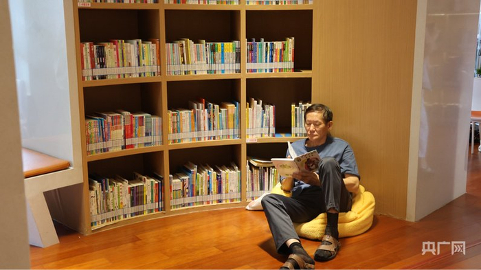 一位居民在城市書(shū)房安靜看書(shū)（央廣網(wǎng)實(shí)習記者 李婷 攝）