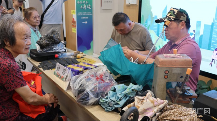 周邊居民來(lái)到“便民集市”修鞋、修傘（央廣網(wǎng)實(shí)習記者 李婷 攝）