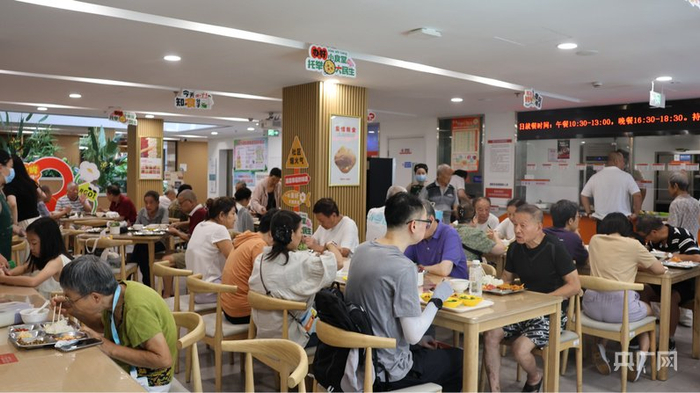 每到中午就熱鬧起來(lái)的社區食堂（央廣網(wǎng)實(shí)習記者 李婷 攝）