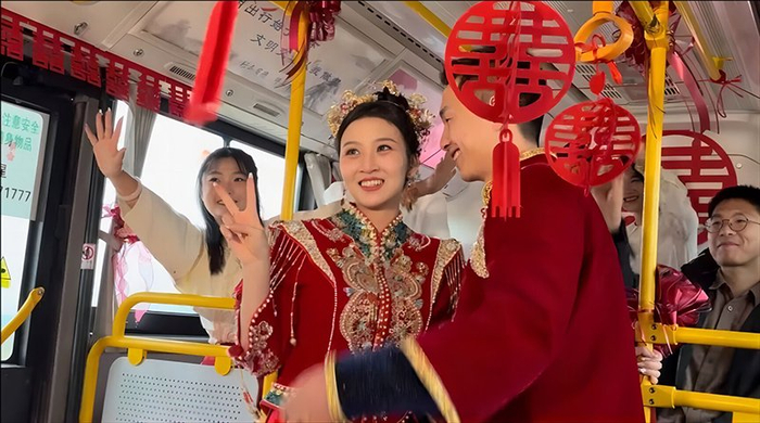 公交婚礼。湾沚区委宣传部供图