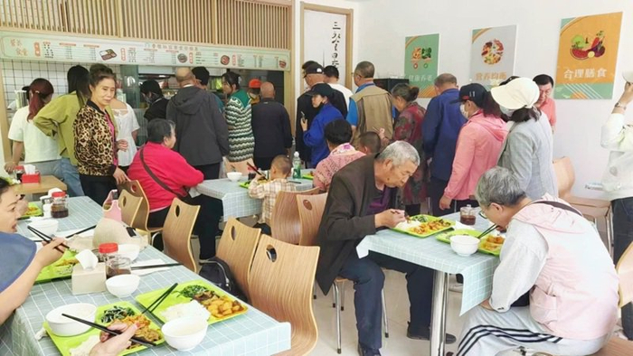 位于宁夏银川市鲁银社区的老年食堂受到老年人青睐
