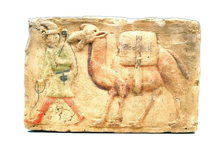 唐模印胡商牽駝畫(huà)像磚?山丹縣博物館藏